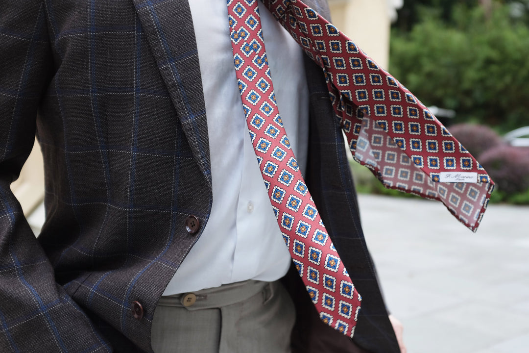 Cravate Kiton Napoli En Soie 100% - 7 Plis, Motif Pois Rouges Sur Fond Bleu Marine - Largeur 10 Cm - Occasion